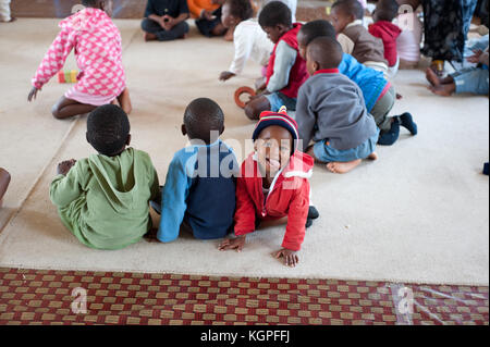 Gruppo di africano nero i bambini a scuola. Classe elementare vicino a Città del Capo, Sud Africa Foto Stock