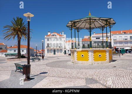 Nazare, Portogallo - 26 giugno 2016: il quadrato di nazare coperto con la tipica pavimentazione portoghese con padiglione in centro. nazare. Portogallo Foto Stock