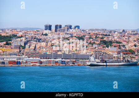 LISBONA, PORTOGALLO - 02 LUGLIO 2016: Vista della capitale di Lisbona sulla riva destra del fiume Tago. Lisbona. Portogallo Foto Stock