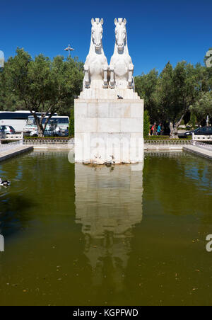 Lisbona, Portogallo - Luglio 02, 2016: Statua del mitico ippocampo racing oltre lo stagno nel giardino dell'empire square (Praca do imperio). belem. li Foto Stock