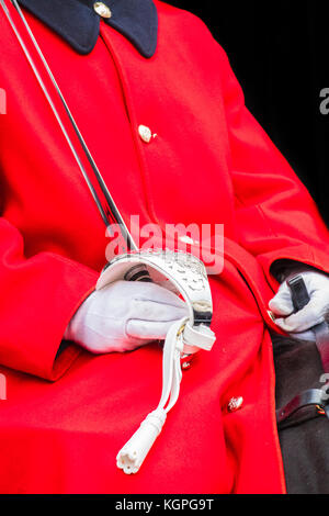 Uno dei Queen's montato vita delle guardie con la spada sul dazio a Horse Guards edificio su Whitehall, Londra, Inghilterra. Foto Stock