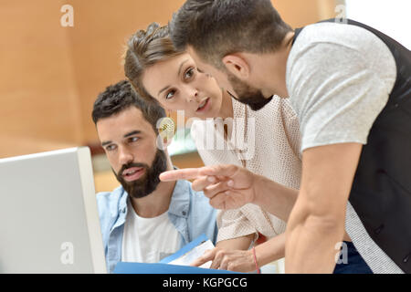 Team di architetti che lavorano sul desktop Foto Stock