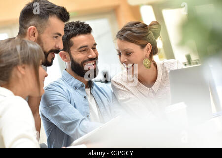 Team di progettazione di incontro e di lavoro sul computer portatile Foto Stock