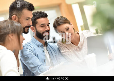 Team di progettazione di incontro e di lavoro sul computer portatile Foto Stock