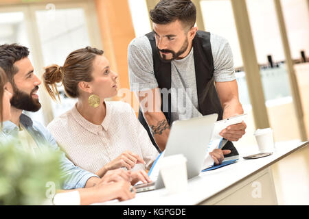 Team di progettazione di incontro e di lavoro sul computer portatile Foto Stock