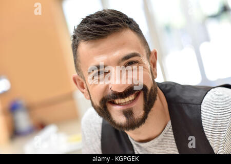 Ritratto di Allegro alla moda ragazzo barbuto in office Foto Stock