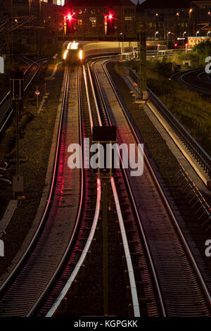 Un treno S-Bahn si allontana dalla stazione di Ostbahnhof, Berlino 2017. Foto Stock