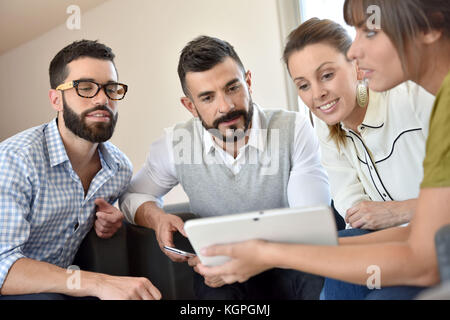 La gente di affari riuniti in salotto Foto Stock