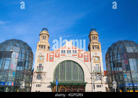 Praga, Repubblica Ceca - 10 Maggio 2017: Praga stazione ferroviaria centrale. È la più grande e la più importante stazione ferroviaria. Esso è stato originariamente aperto in Foto Stock