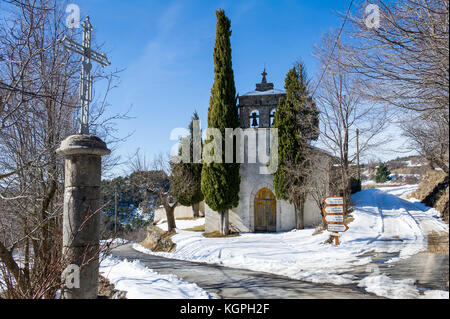 Alpes-de-Haute-Provence (04), Eoulx. L'église du village sous la neige // Francia. Alpes-de-Haute-Provence (04), Eoulx. Chiesa nella neve Foto Stock