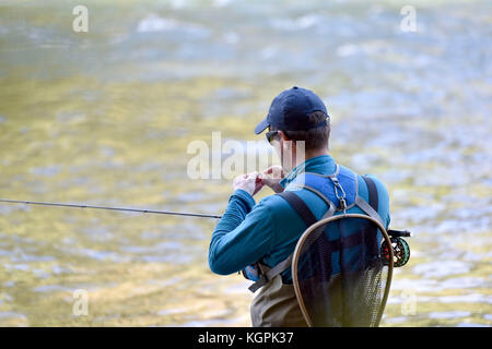 Fly-pescatore preparazione di canna da pesca Foto Stock