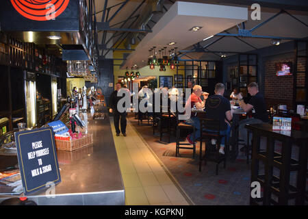 Interno del pub Wetherspoons, il Henry Bell, Helensborough, vicino a Glasgow. John Logie Baird è nato a Helensburgh e Hill House nelle vicinanze è un iconico Foto Stock