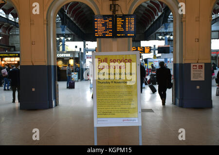 Servizio completo di opera segno a Norwich Stazione durante RMT azione industriale 9 novembre 2017. Maggiore Anglia RMT protezioni su colpire oltre il driver solo treno Foto Stock