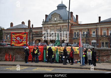 RMT azione industriale, stazione di Norwich il 9 novembre 2017. Maggiore Anglia RMT protezioni su colpire oltre il conducente solo treni, insieme con il sud e sud Weste Foto Stock