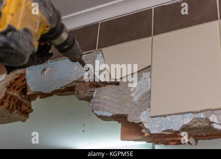 Big hummer trapanare rompendo una parete. Foto Stock