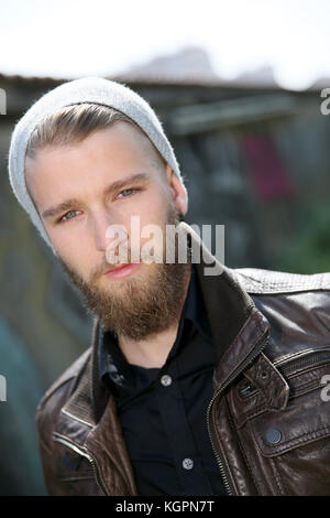 Ritratto di elegante ragazzo con la barba in strada Foto Stock