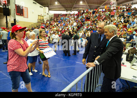 Mechanicsburg, pa - agosto 1, 2016: John Roberts, Fox News correspondent, pone con trump i sostenitori di una politica dei rally. Foto Stock