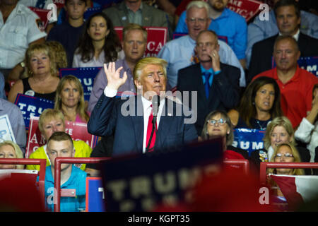 Mechanicsburg, pa - agosto 1, 2016: il candidato presidenziale Donald Trump j parlando a una folla di sostenitori di una politica dei rally. Foto Stock