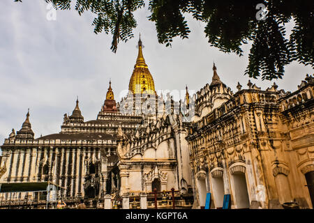 Il Tempio di Ananda dall'esterno, Old Bagan, Myanmar Foto Stock