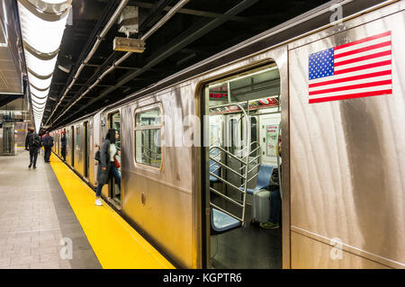 Treno della metropolitana di New York Stati Uniti new york metropolitana treno in attesa a una stazione della metropolitana platform new york city usa New York Stati Uniti new york Foto Stock