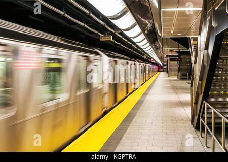 Treno della metropolitana di New york new york usa New york treno che passa attraverso una stazione della metropolitana new york city usa Foto Stock