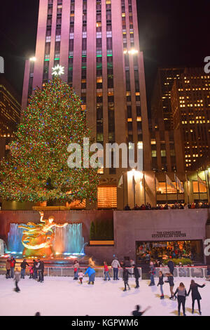 New york - 8 dicembre 2015: la gente del posto e i turisti pattino sotto il Rockefeller Center albero di Natale a New York City nel dicembre 8, 2015 Foto Stock