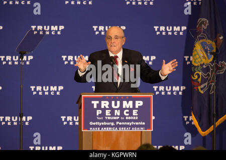 Gettysburg, PA, Stati Uniti d'America - 22 ottobre 2016: SINDACO Rudy Giuliani offrendo le osservazioni di apertura in occasione di un evento per il candidato presidenziale Donald Trump. Foto Stock