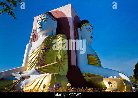 Buddha seduto a Kyaik Pun Pagoda, Bago, Myanmar Foto Stock