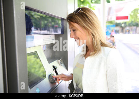 Donna prelevare denaro dal bancomat Foto Stock