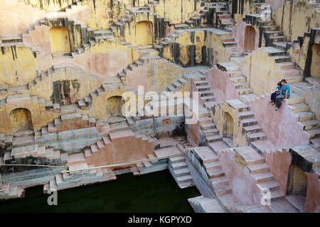 Madre e figlio seduti sulle scale a stepwell Panna Meena Ka Kund, Jaipur, Rajasthan, India. Foto Stock