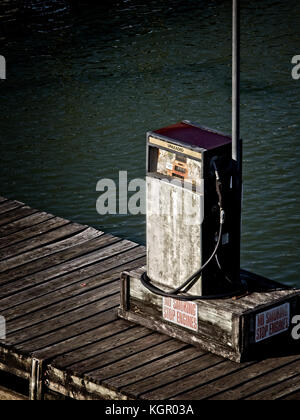 Lago Livingston, Texas, USA - 1° aprile 2017 - Old Rusty gas Pump on a Boat Dock Foto Stock