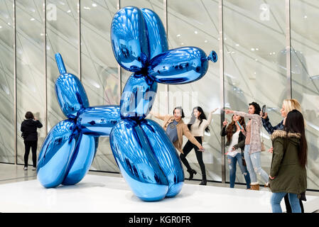 LOS ANGELES, CA - Febbraio 5, 2017: Balloon Dog di Jeff Koons al vasto Museo di Arte Contemporanea il 5 febbraio 2017. Foto Stock