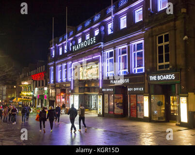 La Edinburgh Playhouse Theatre di notte in Greenside Place, Edimburgo, Scozia. Foto Stock