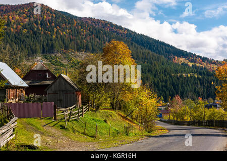 Carpazi villaggio di montagna in autunno. un paesaggio incantevole scenario Foto Stock