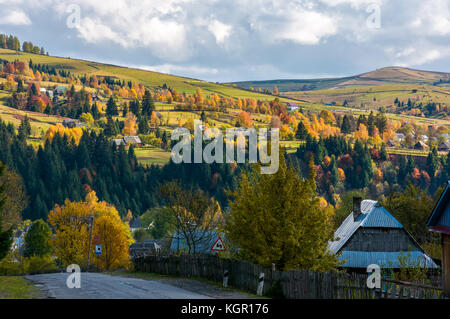 Carpazi villaggio di montagna in autunno. un paesaggio incantevole scenario Foto Stock