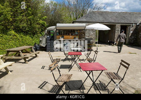 Outdoor cafe con Citreon H catering van in estate il sole in posizione rurale Foto Stock