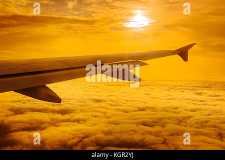 Aereo all'alba con cielo nuvoloso, da un aereo passeggeri Foto Stock