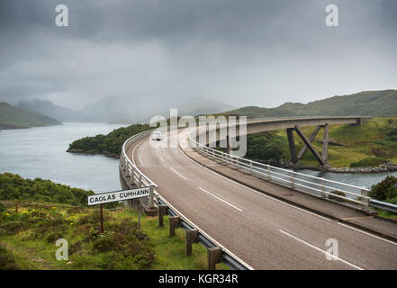 Guida auto su Kylesku ponte sopra il Loch un Chairn Bhain in Sutherland, Scozia, parte della costa Nord 500 scenic drive