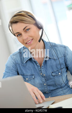 Donna attiva il telelavoro da casa Foto Stock