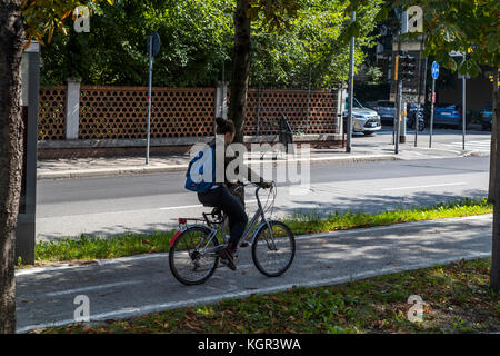 Utilizzando una delle numerose piste ciclabili in Bologna, Bologna vita di città, Italia. Foto Stock