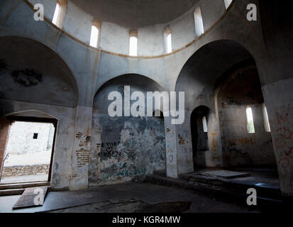 Kerynia, Cipro - 23 agosto 2017: interni di un deserto cristiano ortodosso chiesa di Panagia apsidiotissa a pentadaktylos montagne del nord del CYP Foto Stock