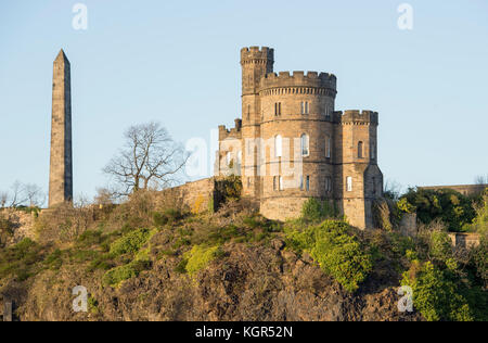 Edifici storici su Calton Hill, Edimburgo: Il Monumento dei martiri e la casa dei governatori della vecchia prigione Calton. Foto Stock