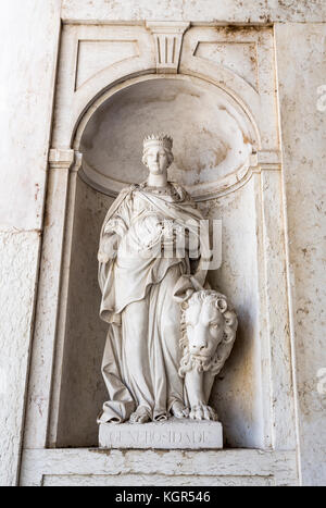 Statua di una donna che simboleggia la generosità nell'ingresso principale, concierge hall, dell'ajuda national Palace Lisbona Portogallo. Foto Stock