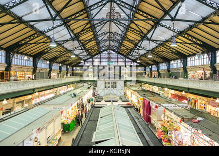 Interno,all'interno,Cardiff Central Market,Cardiff mercato,centro storico,iconico,vintage,piscina,negozi,negozi,arcade, centro,centro,d,Cardiff,capitale, Wales, Regno Unito Foto Stock