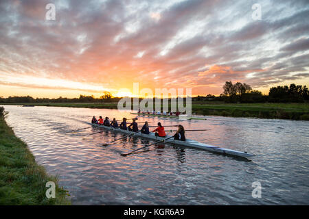 Università di Cambridge gli studenti canottaggio sul fiume cam di Cambridge all'alba su un soleggiato ma freddo di iniziare la giornata di venerdì 27 ottobre. Foto Stock