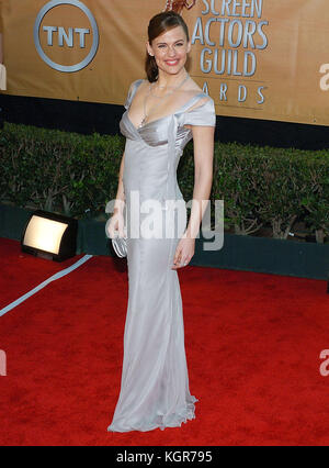 Jennifer Garner arrivando alla undicesima edizione del Screen Actors Guild awards presso lo Shrine Auditorium di Los Angeles. 5 febbraio 2005. garnerjennifer019 = moda a piena lunghezza, persone, Jennifer Garner, attrice, verticale, Stati Uniti d'America, celebrità, guardando la telecamera, arte cultura e intrattenimento, evento, frequentando una donna soltanto, una persona, moda vestire, , artista Foto Stock