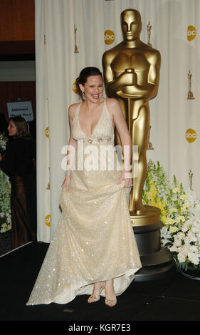 Jennifer Garner in sala stampa nella 78annuale di academy awards il Kodak Theatre di Hollywood il 5 marzo 2006. garnerjennifer262 = moda a piena lunghezza, persone, Jennifer Garner, attrice, verticale, Stati Uniti d'America, celebrità, guardando la telecamera, arte cultura e intrattenimento, evento, frequentando una donna soltanto, una persona, moda vestire, , artista Foto Stock