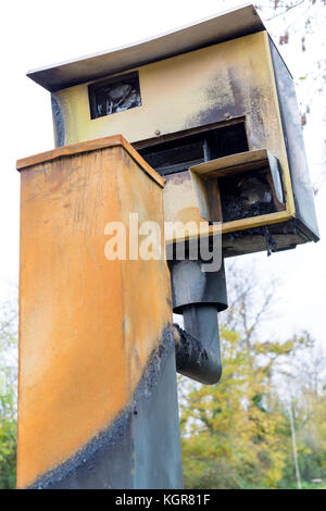 Telecamera di velocità che è stato soggetto ad atti vandalici che è stato impostato sul fuoco. Situato sulla b1393 a thornwood comuni di Epping. Foto Stock