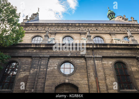 Vista laterale della Chiesa di Sant'Andrea, parte dell'ex monastero Bernardino sulla città vecchia di Lviv, la più grande città dell'Ucraina occidentale Foto Stock