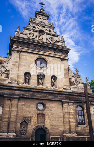 Vista frontale della Chiesa di Sant'Andrea dell'ex monastero Bernardino nella città vecchia di Lviv, la più grande città dell'Ucraina occidentale Foto Stock